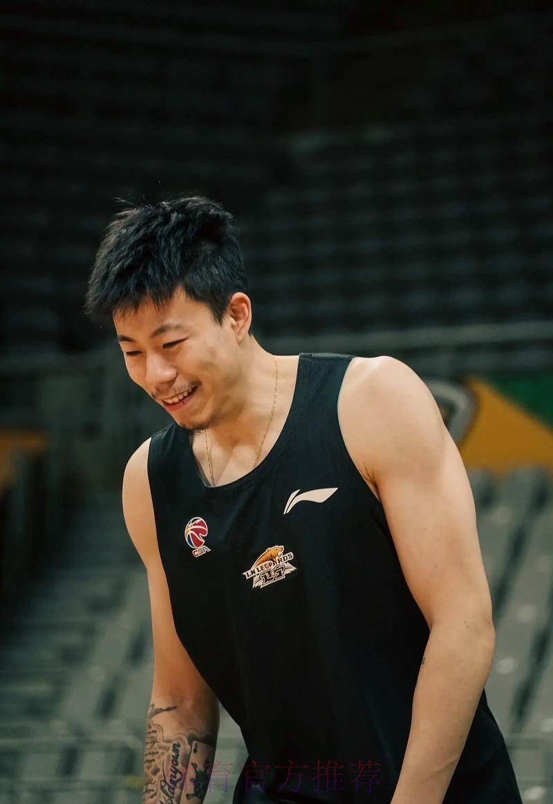 张镇麟反击妙传 刘铮上篮轻松拿下两分 张镇麟反击妙传 刘铮上篮轻松拿下两分